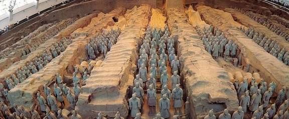 兵马俑挖出的“黑科技”中<strong></p>
<p>黑铜是贵金属</strong>，最逆天的设计，是铜车马上的那把伞