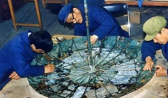 兵马俑挖出的“黑科技”中<strong></p>
<p>黑铜是贵金属</strong>，最逆天的设计，是铜车马上的那把伞