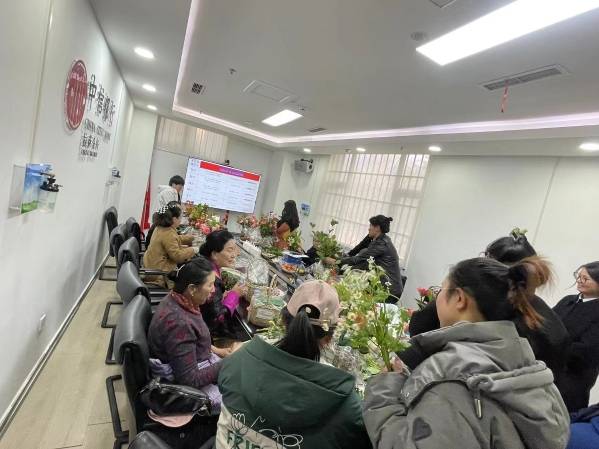 中信银行拉萨分行联合中国人寿保险公司举办有“知”有“味”沙龙活动