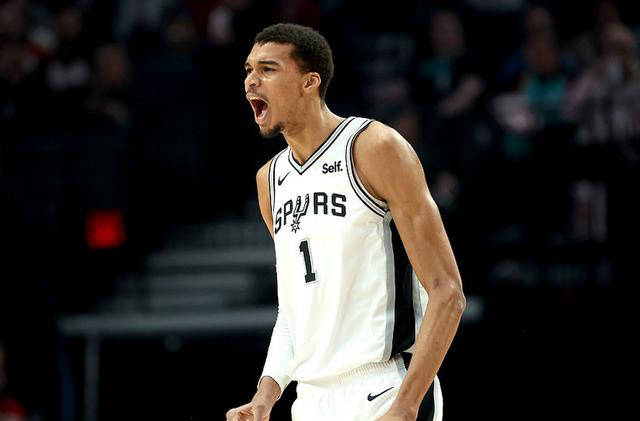 24投1中<strong></p>
<p>中能投贵金属</strong>，失误9次：一个能终结NBA悬念的球员诞生了