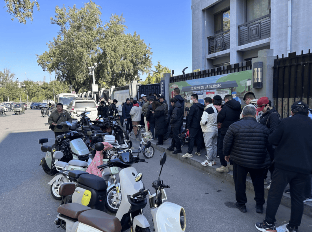 电动自行车“新规”即将实施<strong></p>
<p>贵金属I融通金</strong>，北京部分车管站“扎堆儿”上牌