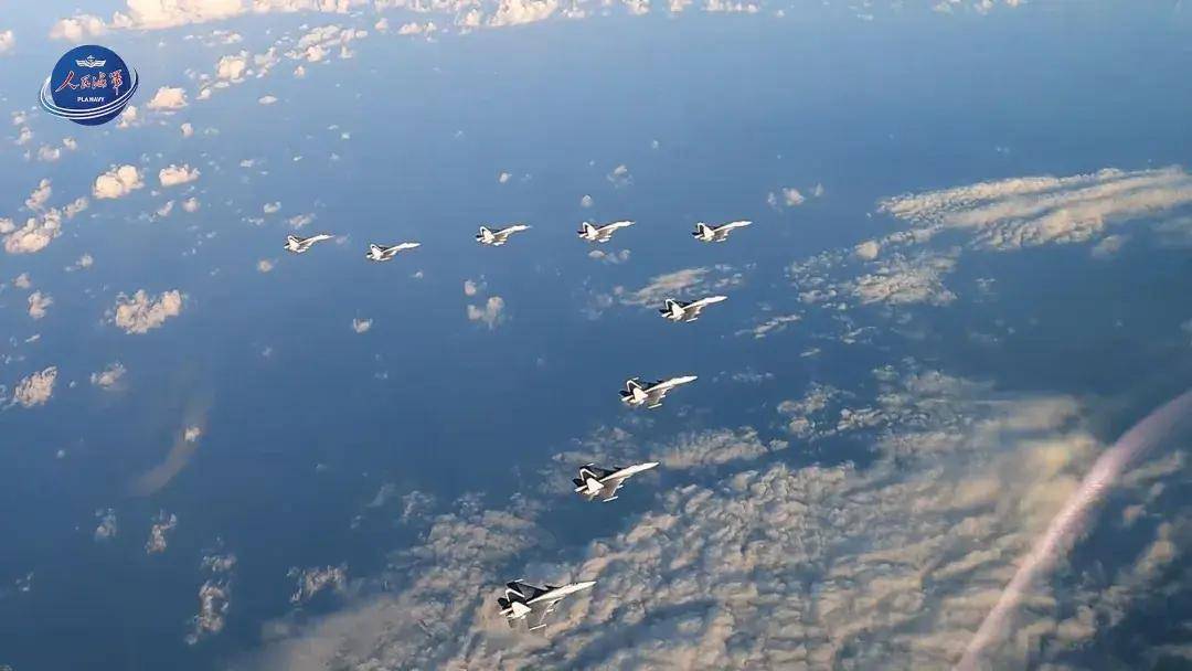 中国首个双航母战斗群横空出世<strong></p>
<p>贵金属集美区</strong>！歼-15B/D居然悄悄装备这么多了？