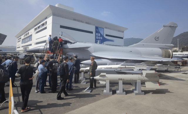 歼10CE才是最大赢家？航展首日被包围<strong></p>
<p>btc地址</strong>，伊朗空军司令登机满脸幸福