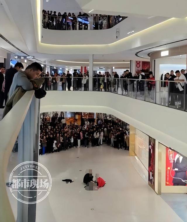 山东济宁一女孩在商场坠亡<strong></p>
<p>btc走势</strong>，其倚靠的扶梯玻璃护栏疑似脱落，警方回应