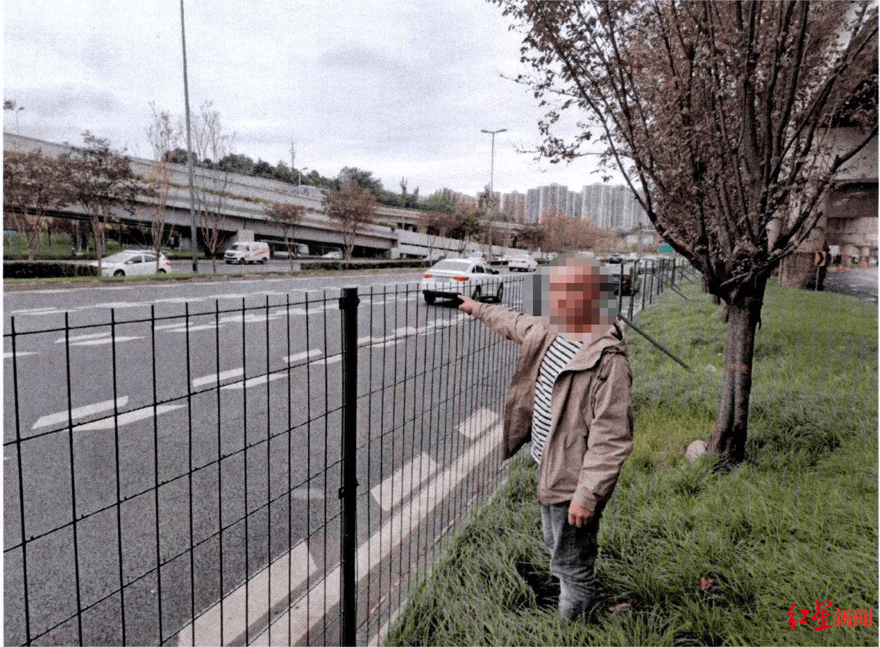 成都三环主路惊现小轿车跨过隔离带掉头<strong></p>
<p>btc实时</strong>，原来是司机酒驾走错路……