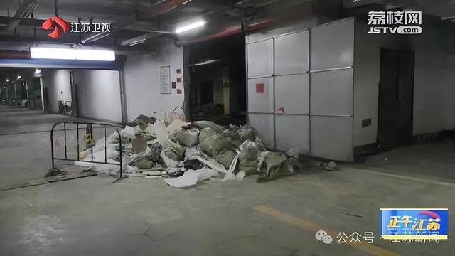 突发！江苏一小区地下车库起火<strong></p>
<p>btc暴跌</strong>，里面堆满了，居民：失火前已多次举报