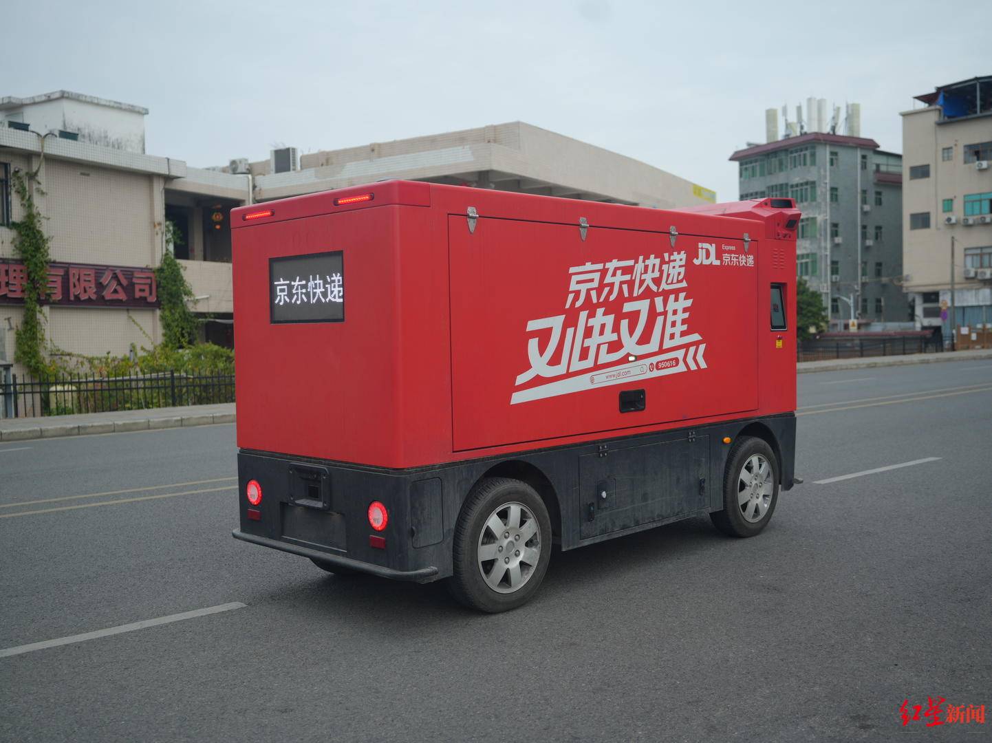 成都无人配送车越来越多:快递员不怕“抢饭碗”<strong></p>
<p>btc兑换</strong>,路权成普及关键