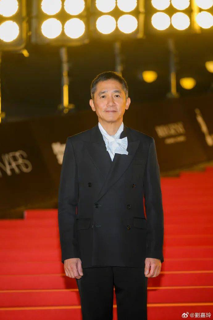 刘嘉玲连发10多张梁朝伟照片：他都不知道自己帅<strong></p>
<p>usdt查询</strong>！头发白了也不肯染