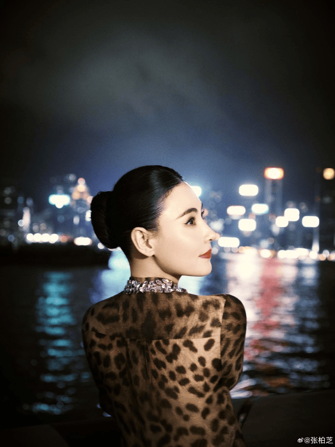 张柏芝身穿豹纹装<strong></p>
<p>usdt币价格</strong>，时隔26年再现我养你名场面！烈焰红唇太抢镜