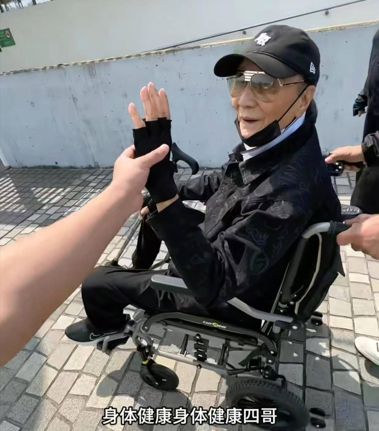 71岁成龙头发花白<strong></p>
<p>usdt溢价</strong>！谢贤交代后事张纪中出了车祸还得养家…慢慢老去的他们让人泪目