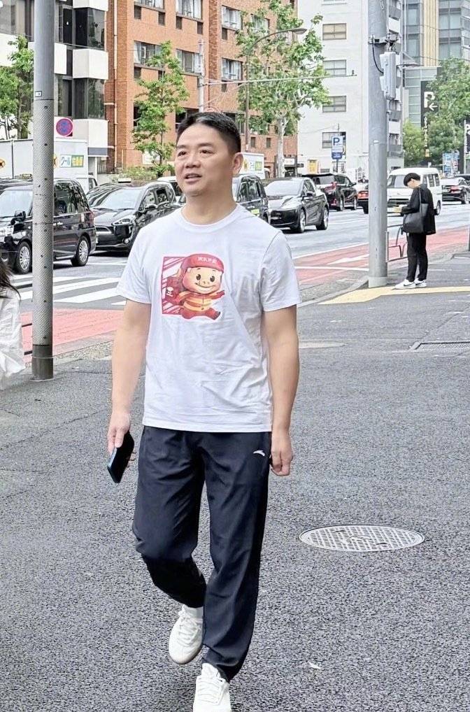 刘强东穿39元T恤逛街<strong></p>
<p>usdt溢价</strong>，章泽天穿200块防晒衫，新贵们可没那么“老钱”！