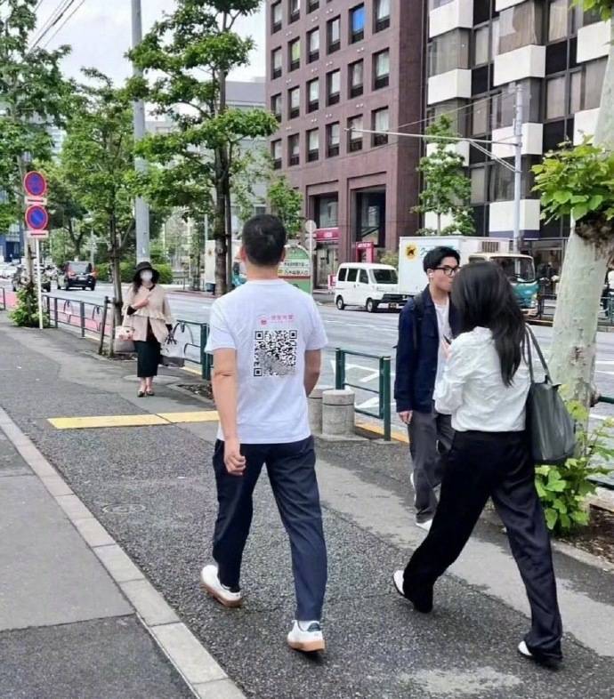 刘强东穿39元T恤逛街<strong></p>
<p>usdt溢价</strong>，章泽天穿200块防晒衫，新贵们可没那么“老钱”！