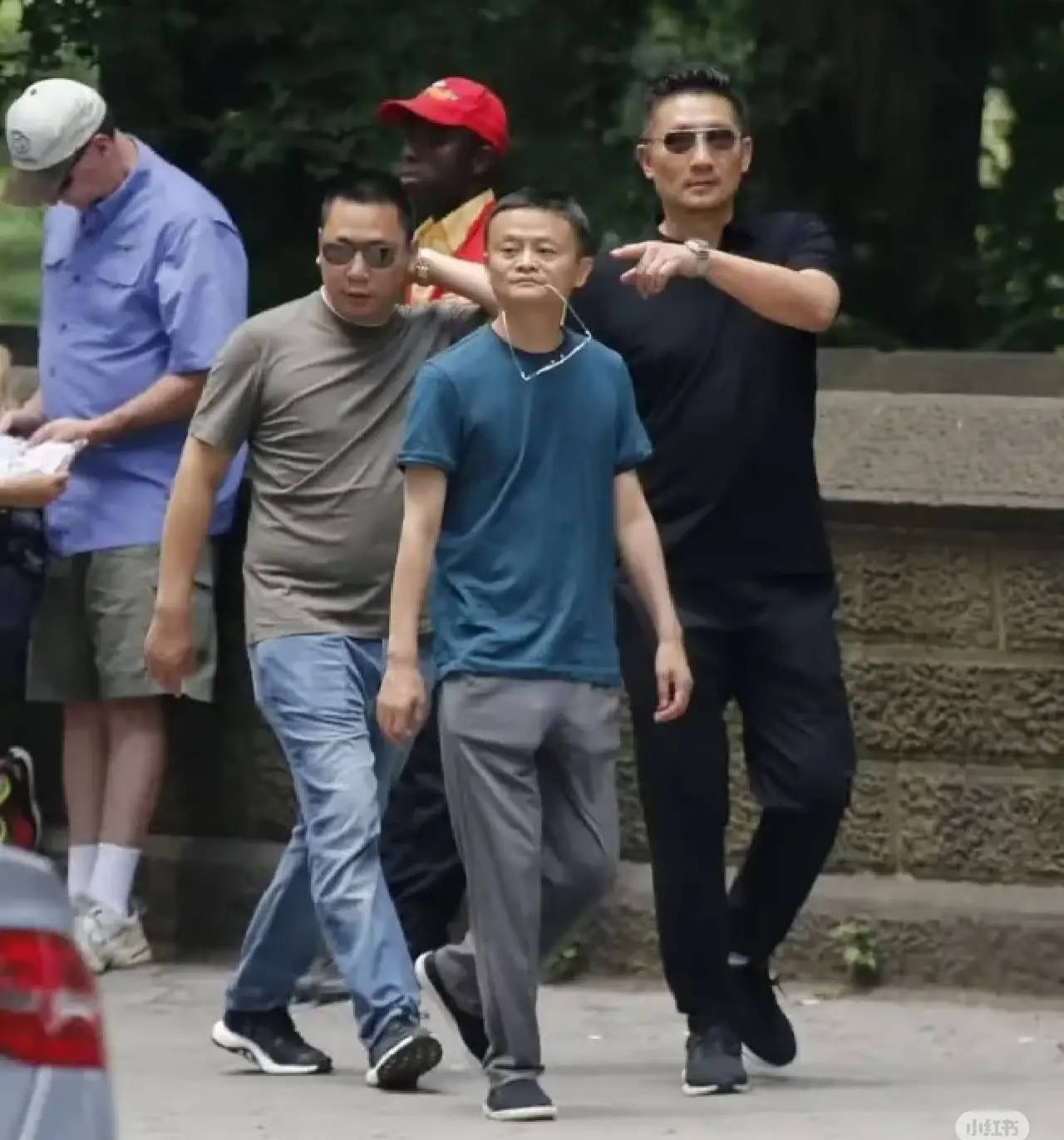 刘强东穿39元T恤逛街<strong></p>
<p>usdt溢价</strong>，章泽天穿200块防晒衫，新贵们可没那么“老钱”！