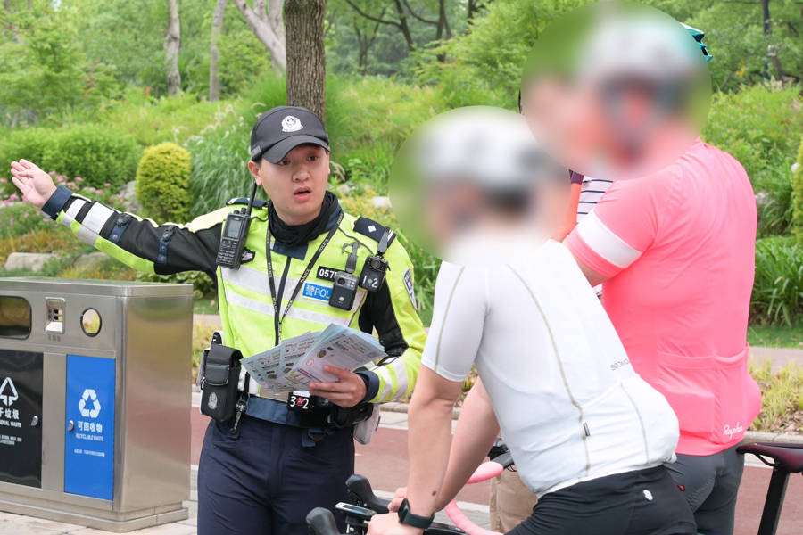 对“暴骑团”出手<strong></p>
<p>usdt钱包官方下载</strong>！浦东交警严查违法骑行：公路不是竞技场
