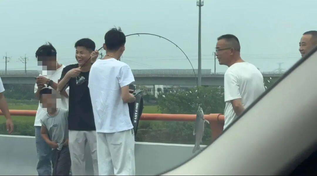 男子高速遇堵车下车钓鱼<strong></p>
<p>以太坊交易平台</strong>，首竿即中！开怀大笑：“鱼送路人了”