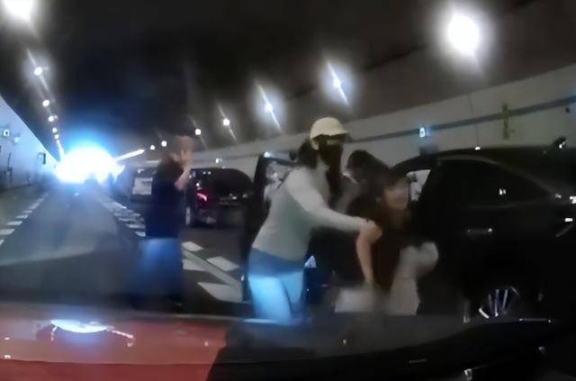 10岁男孩隧道内跪地拦车：哭得撕心裂肺<strong></p>
<p>矿机以太坊</strong>，求人救他妈妈