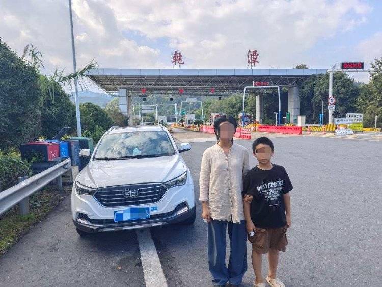 离谱！妈妈让儿子高速下车路边方便<strong></p>
<p>以太坊虚拟机</strong>，解决完后跟随车流跑回来找她