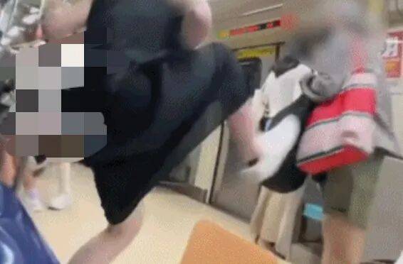 73岁老太地铁逼年轻人让座<strong></p>
<p>以太坊虚拟机</strong>，被一脚踹飞！次日在超市闹事被捕，一查竟是通缉犯！
