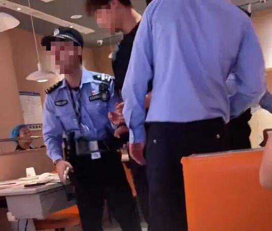 小伙和女友餐厅吃饭<strong></p>
<p>以太坊投资</strong>，被民警赶来戴铐带走；警方回应：其女友与一离家女孩“撞脸”，错抓已道歉