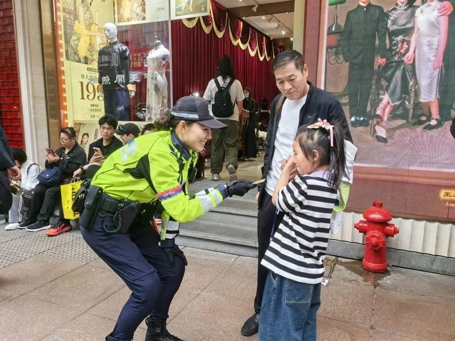 上海外滩“最美女警”被盯上！为了拍她<strong></p>
<p>Eth价格</strong>，有人连续蹲守几天