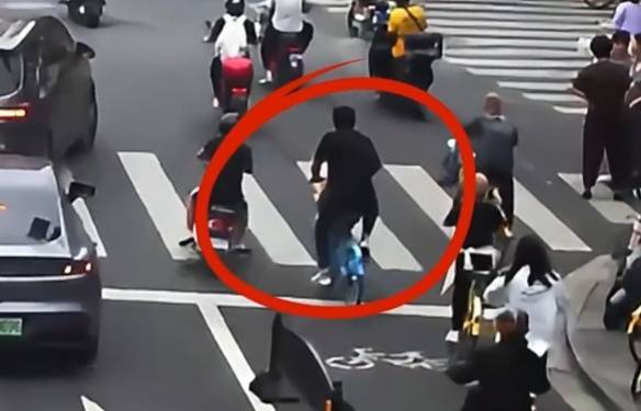 看着都疼<strong></p>
<p>挖eth</strong>！上海街头一男子突然求助：10岁女儿被死死卡住！这个行为太危险→