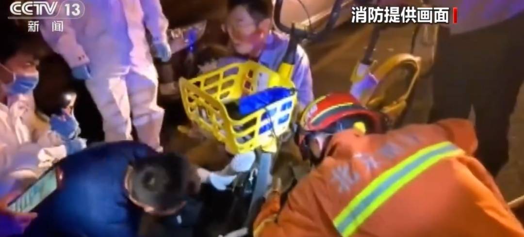 看着都疼<strong></p>
<p>挖eth</strong>！上海街头一男子突然求助：10岁女儿被死死卡住！这个行为太危险→