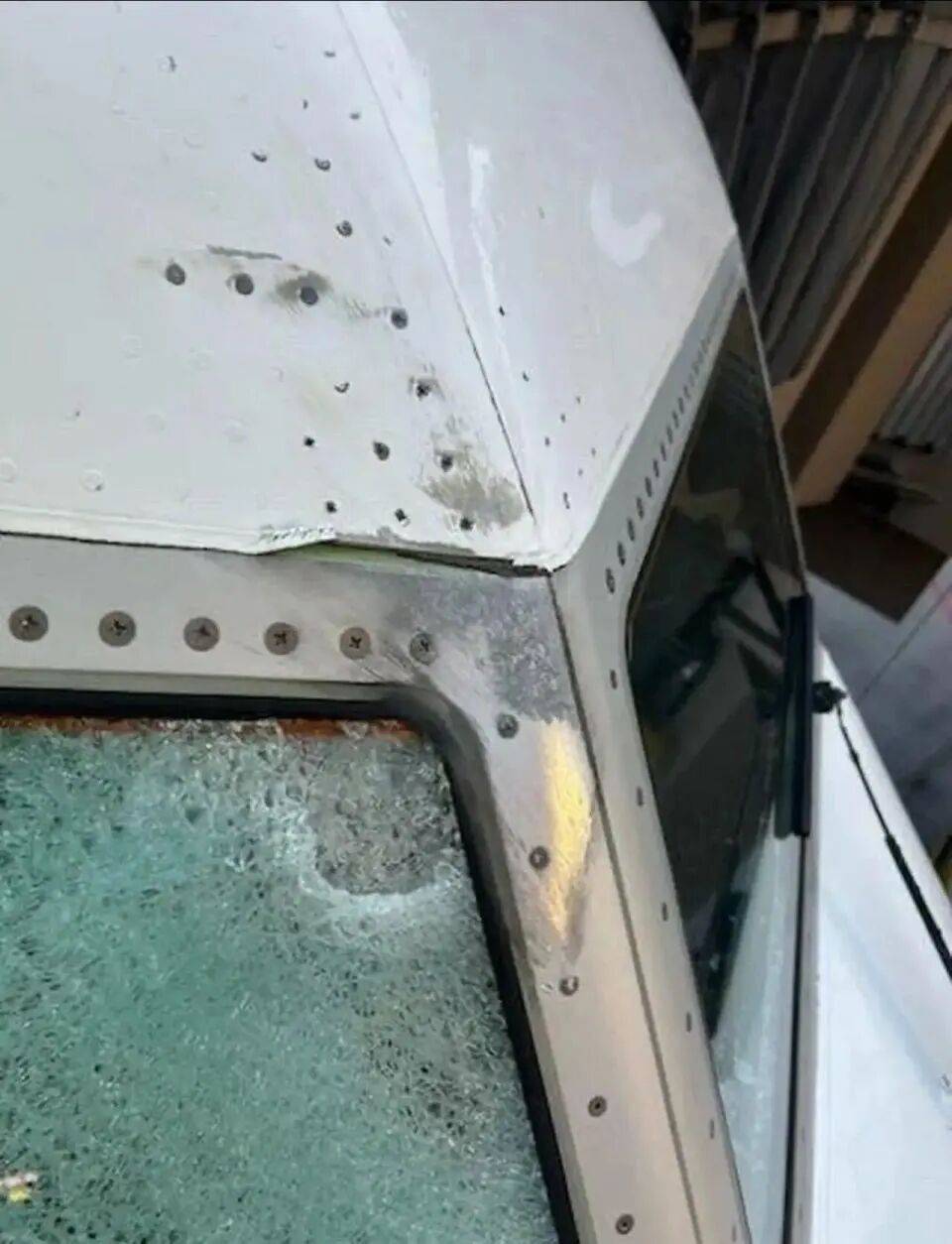 美客机驾驶舱风挡玻璃破裂<strong></p>
<p>eth挖矿</strong>，自万米高空紧急备降！机上共140人，资深机长：或被陨石或卫星残骸撞击
