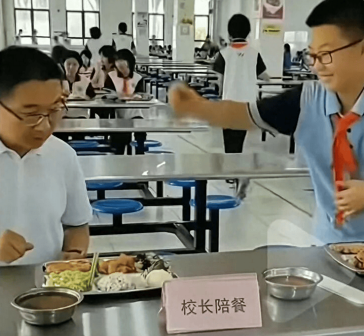 因“被学生抢鸡排”走红的校长病逝<strong></p>
<p>Eth交易</strong>，其子：月初刚做心血管手术，约千人赶来送最后一程