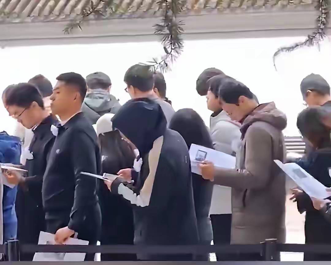 杨振宁追悼会很隆重<strong></p>
<p>eth行情</strong>,大儿子未现身,翁帆站家属首位,样子很憔悴
