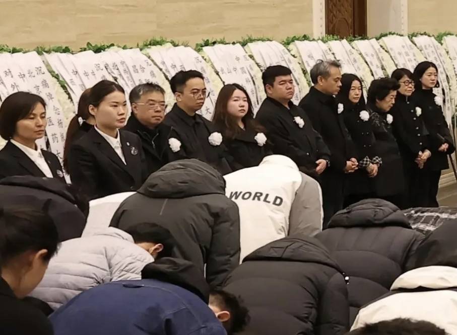 杨振宁追悼会很隆重<strong></p>
<p>eth行情</strong>,大儿子未现身,翁帆站家属首位,样子很憔悴
