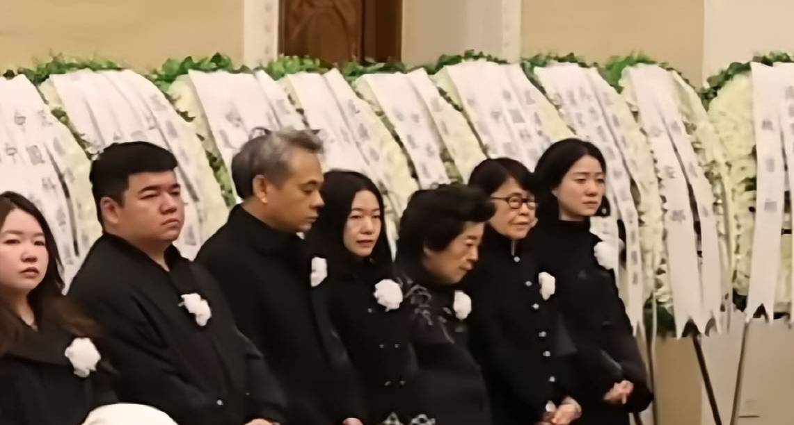 杨振宁追悼会很隆重<strong></p>
<p>eth行情</strong>,大儿子未现身,翁帆站家属首位,样子很憔悴