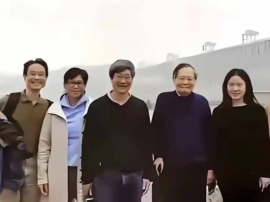 杨振宁追悼会很隆重<strong></p>
<p>eth行情</strong>,大儿子未现身,翁帆站家属首位,样子很憔悴
