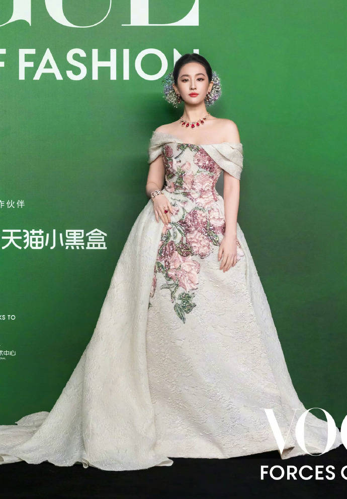 刘亦菲头顶满天星、周冬雨大胆透视装、杨幂顶级高定...VOGUE红毯谁赢了<strong></p>
<p>eth行情</strong>?