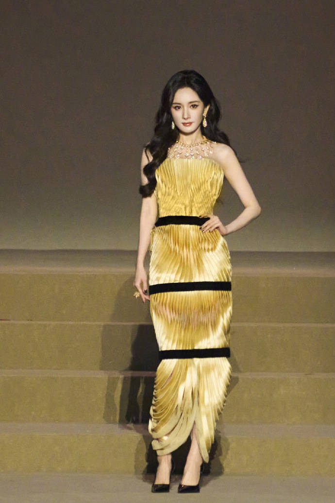 刘亦菲头顶满天星、周冬雨大胆透视装、杨幂顶级高定...VOGUE红毯谁赢了<strong></p>
<p>eth行情</strong>?