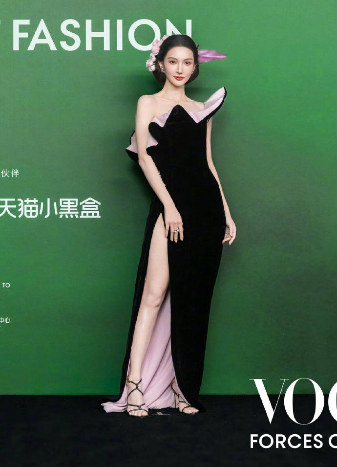 刘亦菲头顶满天星、周冬雨大胆透视装、杨幂顶级高定...VOGUE红毯谁赢了<strong></p>
<p>eth行情</strong>?