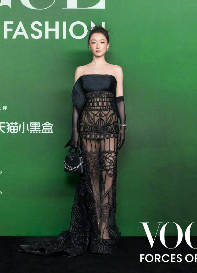 刘亦菲头顶满天星、周冬雨大胆透视装、杨幂顶级高定...VOGUE红毯谁赢了<strong></p>
<p>eth行情</strong>?