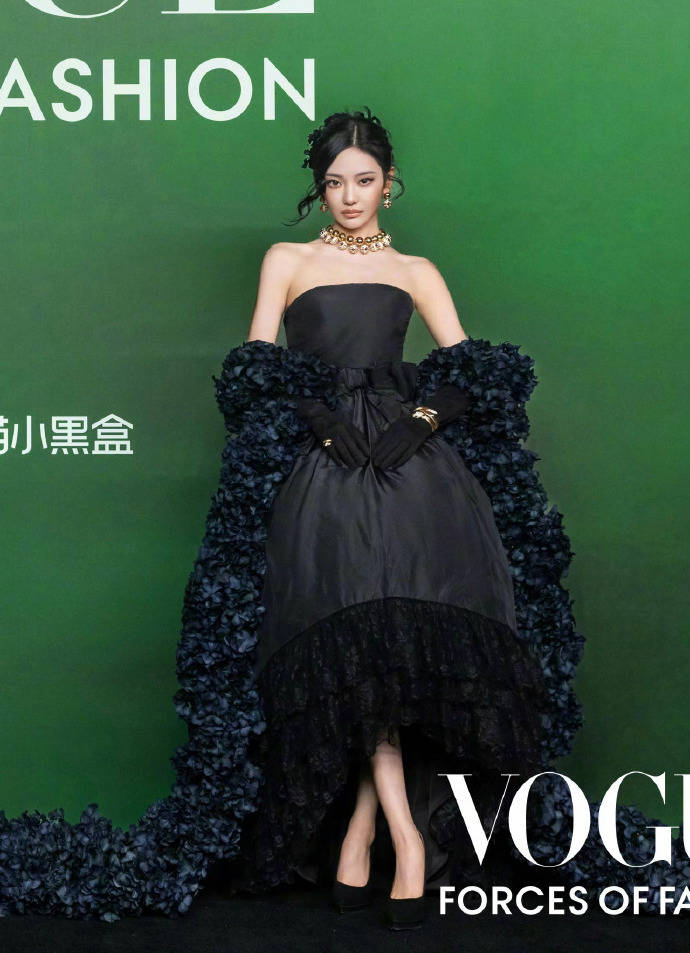 刘亦菲头顶满天星、周冬雨大胆透视装、杨幂顶级高定...VOGUE红毯谁赢了<strong></p>
<p>eth行情</strong>?