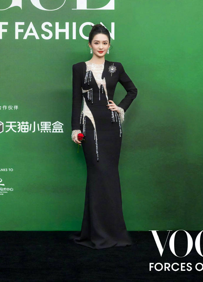 刘亦菲头顶满天星、周冬雨大胆透视装、杨幂顶级高定...VOGUE红毯谁赢了<strong></p>
<p>eth行情</strong>?