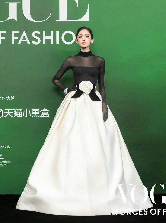 刘亦菲头顶满天星、周冬雨大胆透视装、杨幂顶级高定...VOGUE红毯谁赢了<strong></p>
<p>eth行情</strong>?