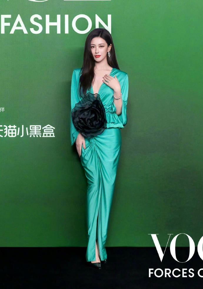 刘亦菲头顶满天星、周冬雨大胆透视装、杨幂顶级高定...VOGUE红毯谁赢了<strong></p>
<p>eth行情</strong>?