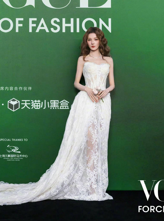 刘亦菲头顶满天星、周冬雨大胆透视装、杨幂顶级高定...VOGUE红毯谁赢了<strong></p>
<p>eth行情</strong>?