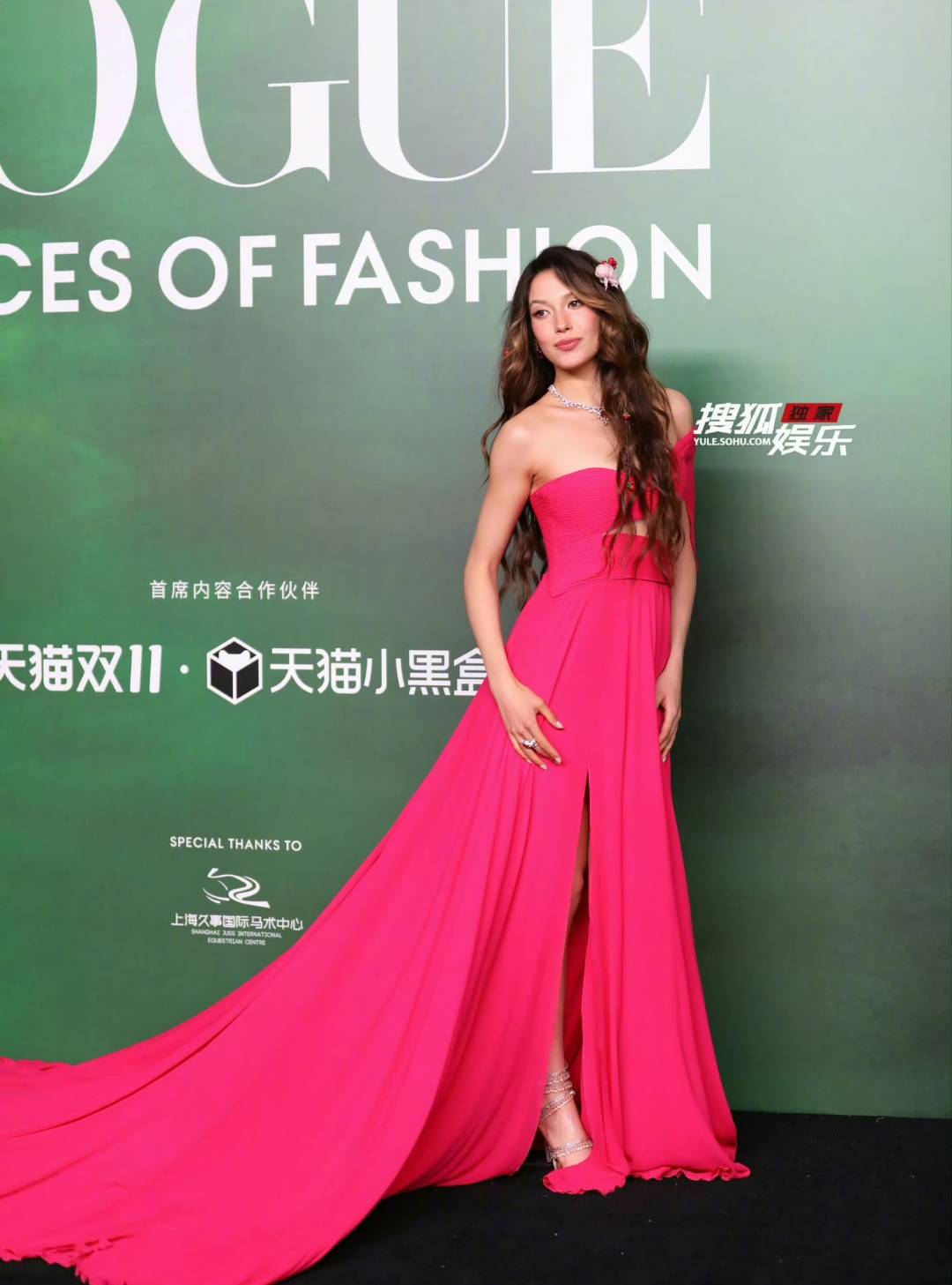 刘亦菲头顶满天星、周冬雨大胆透视装、杨幂顶级高定...VOGUE红毯谁赢了<strong></p>
<p>eth行情</strong>?