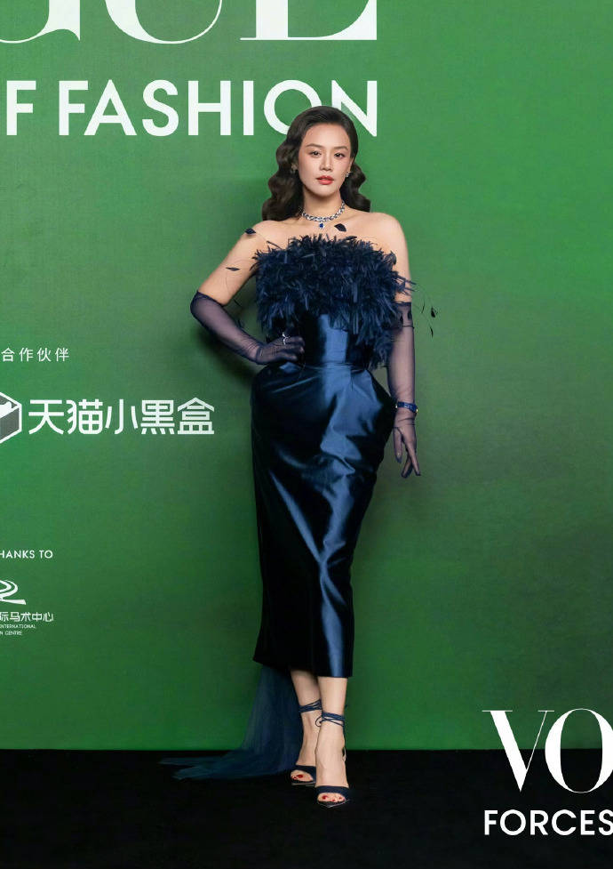 刘亦菲头顶满天星、周冬雨大胆透视装、杨幂顶级高定...VOGUE红毯谁赢了<strong></p>
<p>eth行情</strong>?
