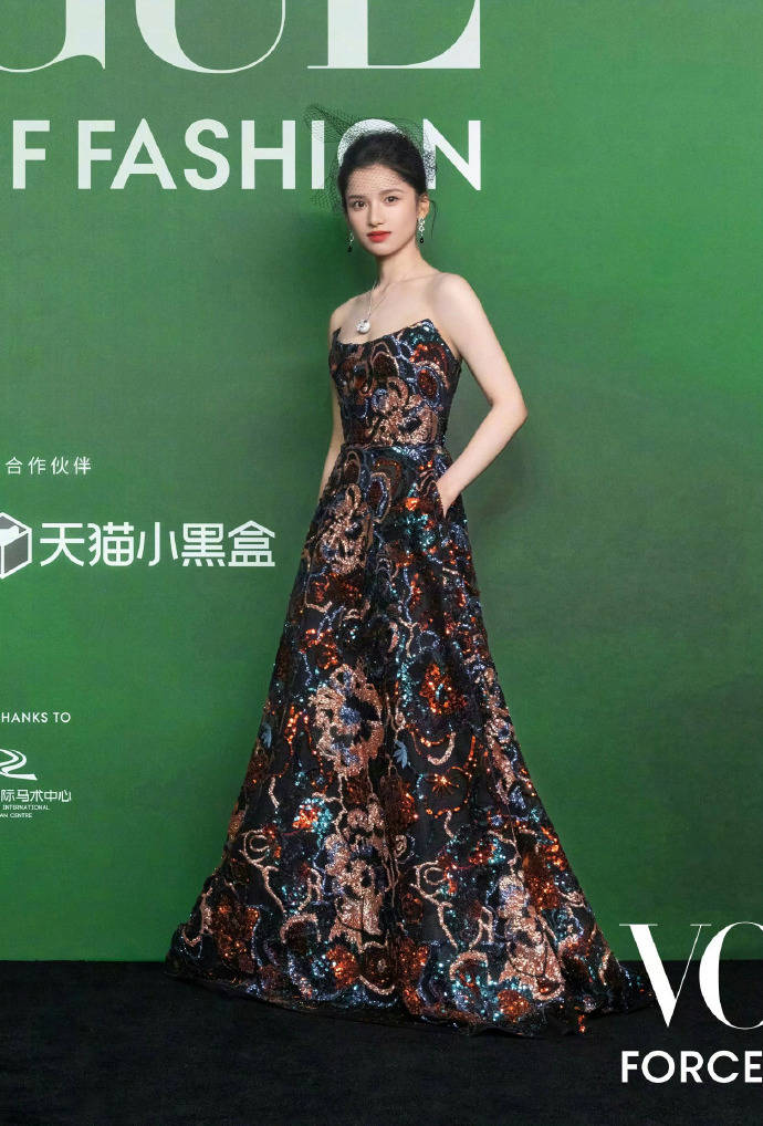 刘亦菲头顶满天星、周冬雨大胆透视装、杨幂顶级高定...VOGUE红毯谁赢了<strong></p>
<p>eth行情</strong>?