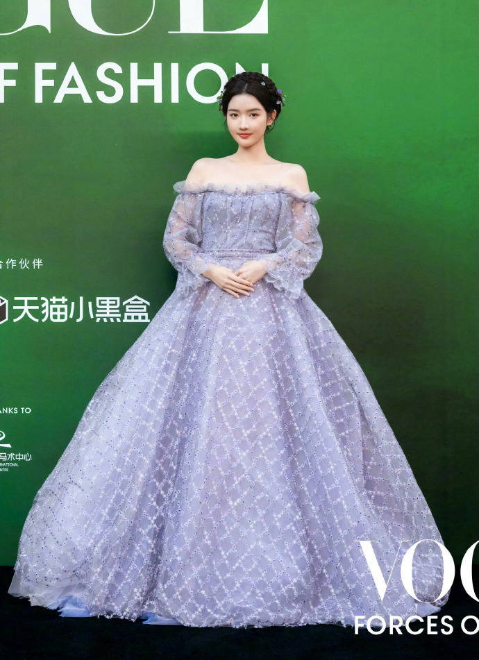 刘亦菲头顶满天星、周冬雨大胆透视装、杨幂顶级高定...VOGUE红毯谁赢了<strong></p>
<p>eth行情</strong>?