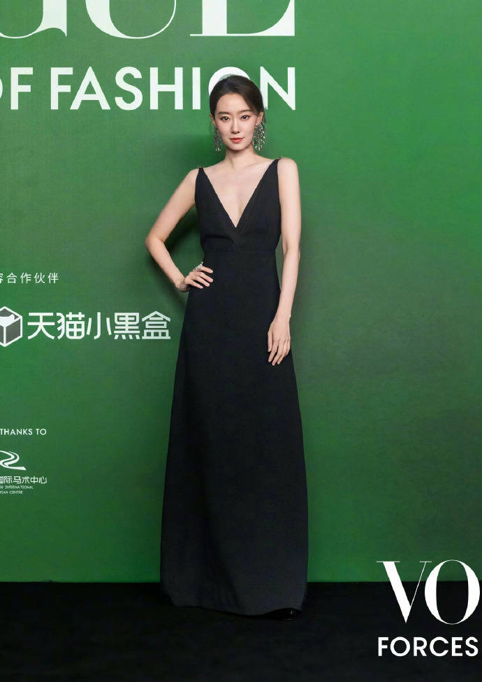 刘亦菲头顶满天星、周冬雨大胆透视装、杨幂顶级高定...VOGUE红毯谁赢了<strong></p>
<p>eth行情</strong>?