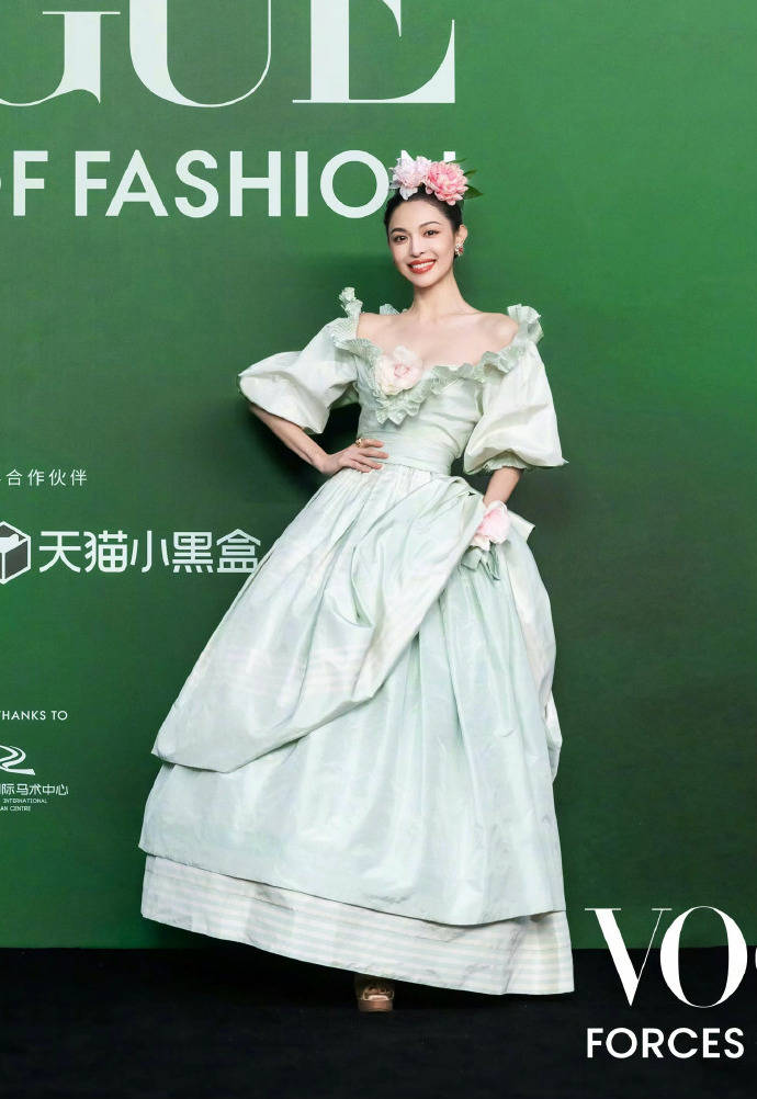 刘亦菲头顶满天星、周冬雨大胆透视装、杨幂顶级高定...VOGUE红毯谁赢了<strong></p>
<p>eth行情</strong>?