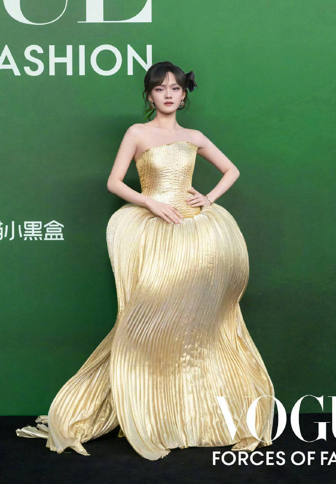 刘亦菲头顶满天星、周冬雨大胆透视装、杨幂顶级高定...VOGUE红毯谁赢了<strong></p>
<p>eth行情</strong>?