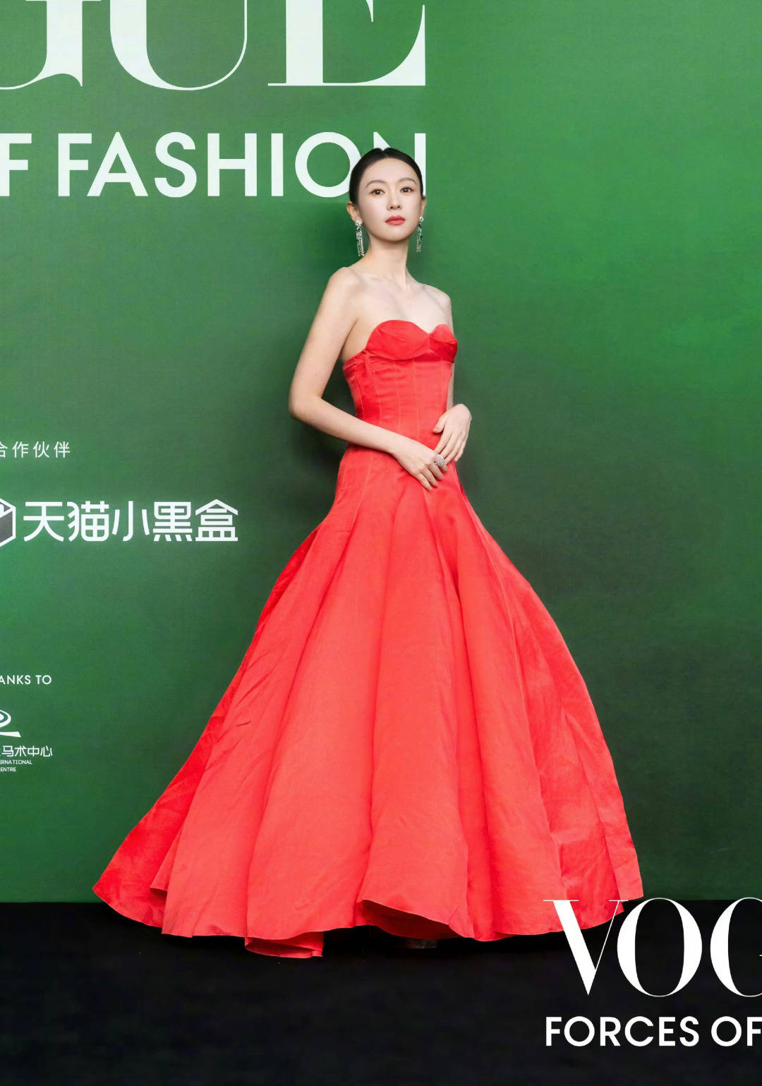 刘亦菲头顶满天星、周冬雨大胆透视装、杨幂顶级高定...VOGUE红毯谁赢了<strong></p>
<p>eth行情</strong>?