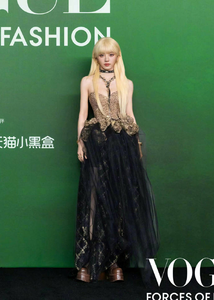 刘亦菲头顶满天星、周冬雨大胆透视装、杨幂顶级高定...VOGUE红毯谁赢了<strong></p>
<p>eth行情</strong>?